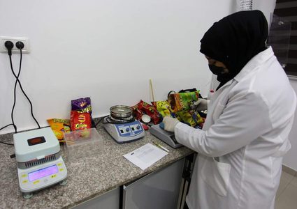 عمال فلسطينيون ينتجون الشيبس في أحد مصانع غزة