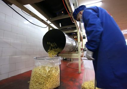 عمال فلسطينيون ينتجون الشيبس في أحد مصانع غزة