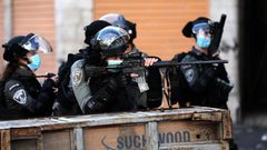 الاحتلال يعتلي منزل في كفر قدوم ويحتجز أصحابه