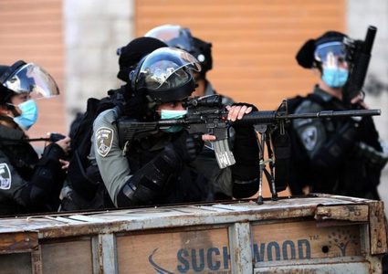 الاحتلال يعتلي منزل في كفر قدوم ويحتجز أصحابه