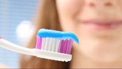 ما هو الوقت الأنسب لتنظيف الأسنان صباحا؟