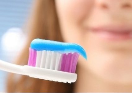 ما هو الوقت الأنسب لتنظيف الأسنان صباحا؟