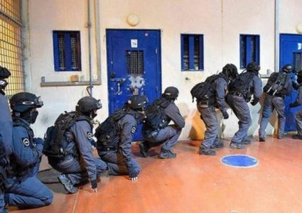 هيئة الأسرى : تزايد وتيرة الاقتحامات لقسم 10 في معتقل "نفحة"