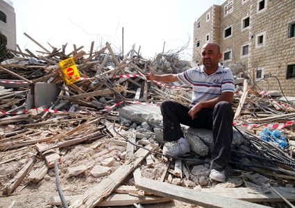 الاحتلال يخطر بوقف البناء بثلاثة منازل وبركسين جنوب نابلس