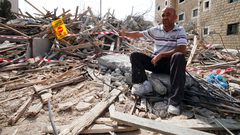 الاحتلال يخطر بوقف البناء بثلاثة منازل وبركسين جنوب نابلس