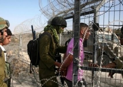 الاحتلال يعتقل 3 شبان بزعم أنهم تسللوا من قطاع غزة