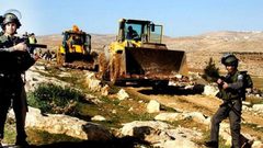 قوات الاحتلال تستولي على جرافة جنوب الخليل