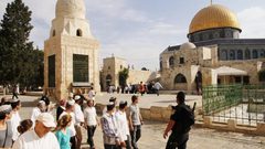 مستوطنون يقتحمون المسجد الأقصى بحماية قوات الاحتلال