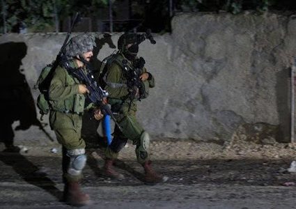 اعتقالات ومداهمات بالضفة