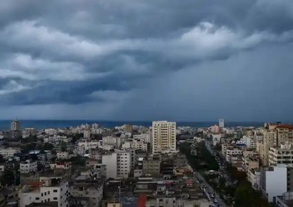 الطقس: أمطار متفرقة مساءً ومنخفض جوي قادم