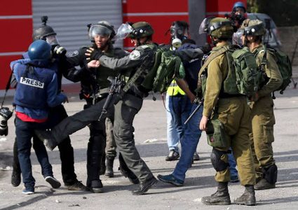 43 انتهاكاً احتلالياً بحق الصحفيين الفلسطينيين خلال2020