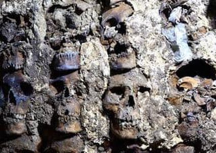 اكتشاف برج الجماجم في المكسيك