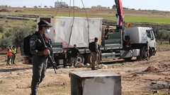 الاحتلال يفكك مسكنين ويستولي عليهما قرب بلدة الزعيِّم