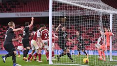 أوباميانج يكبد فريقه الأرسنال خسارة بتسجيله هدف بالخطأ في مرماه