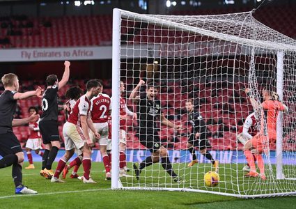أوباميانج يكبد فريقه الأرسنال خسارة بتسجيله هدف بالخطأ في مرماه