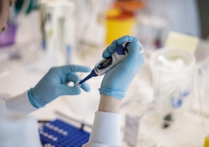 الحكومة:لقاح كورونا لن يكون اجباريا وسنستخدم مقياس الصحة العالمية