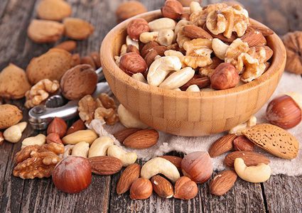 أبرز مخاطر تناول المكسرات النيئة