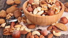 أبرز مخاطر تناول المكسرات النيئة