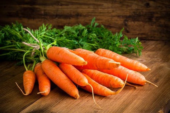ما هو الانزيم الذي يحفز فوائد تناول الجزر؟