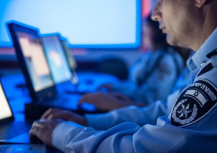 مركز عدالة يطالب بوقف رصد وتتبع مستخدمي الإنترنت