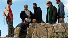 مستوطنون يبنون غرفة وخياما في الخليل