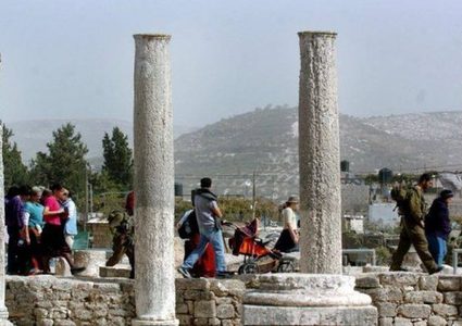 مستوطنون يقتحمون الموقع الأثري في سبسطية