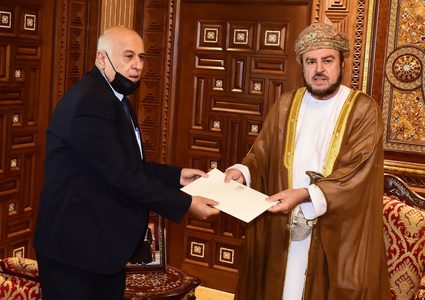 الرجوب يسلم رسالة خطية من الرئيس إلى سلطان عُمان