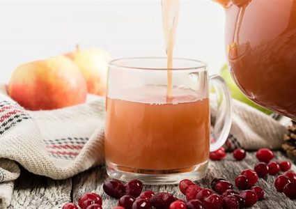 عصير التفاح الدافئ و التوت البري