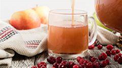 عصير التفاح الدافئ و التوت البري