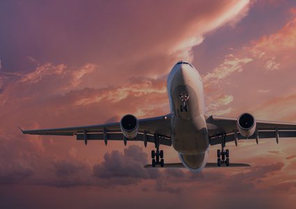 شاهد شاب يفاجئ والديه بعودته من السفر