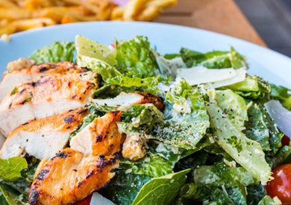 سلطة سيزر بالكيل والافوكادو