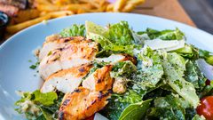 سلطة سيزر بالكيل والافوكادو