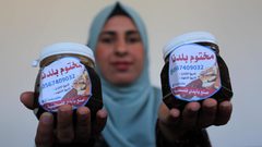 هند المزيد تصنع الأكلة التراثية "المختوم" المكونة من التمر والمكسرات والعسل في منزلها بدير البلح لزيادة الدخل ومساعدة أسرتها