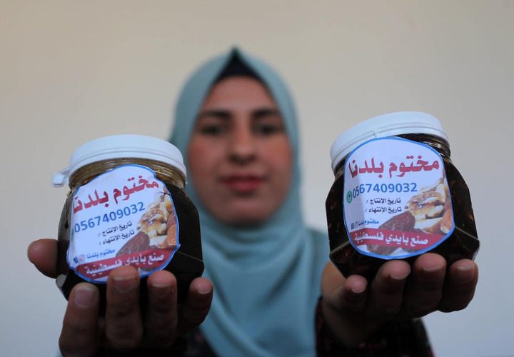 هند المزيد تصنع الأكلة التراثية "المختوم" المكونة من التمر والمكسرات والعسل في منزلها بدير البلح لزيادة الدخل ومساعدة أسرتها