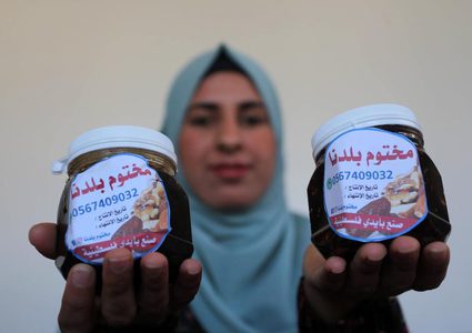 هند المزيد تصنع الأكلة التراثية "المختوم" المكونة من التمر والمكسرات والعسل في منزلها بدير البلح لزيادة الدخل ومساعدة أسرتها