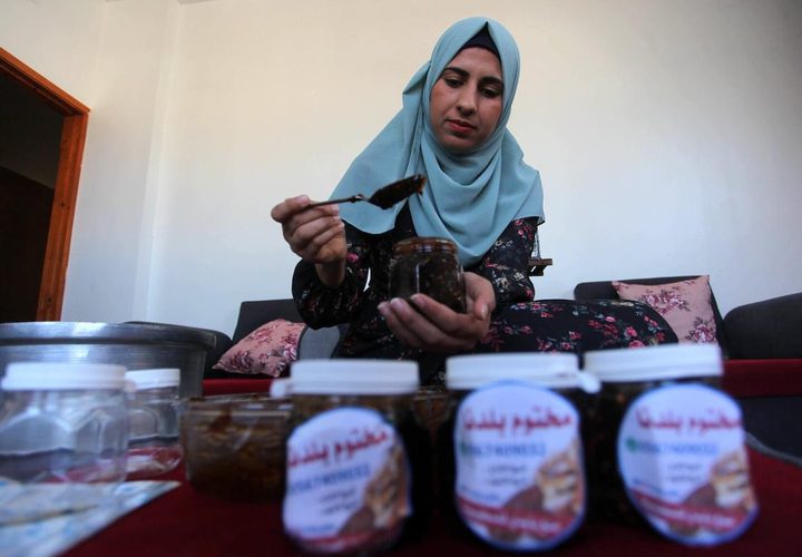 هند المزيد تصنع الأكلة التراثية "المختوم" المكونة من التمر والمكسرات والعسل في منزلها بدير البلح لزيادة الدخل ومساعدة أسرتها
