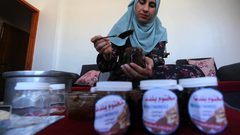 هند المزيد تصنع الأكلة التراثية "المختوم" المكونة من التمر والمكسرات والعسل في منزلها بدير البلح لزيادة الدخل ومساعدة أسرتها
