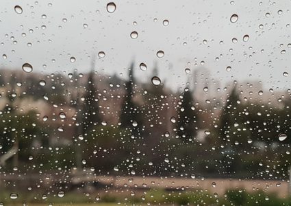 الطقس: استمرار تأثير المنخفض الجوي وأمطار متفرقة اليوم وغدا