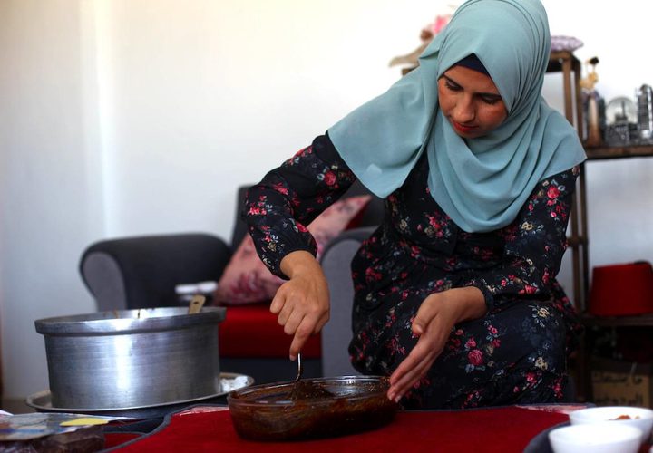 هند المزيد تصنع الأكلة التراثية "المختوم" المكونة من التمر والمكسرات والعسل في منزلها بدير البلح لزيادة الدخل ومساعدة أسرتها