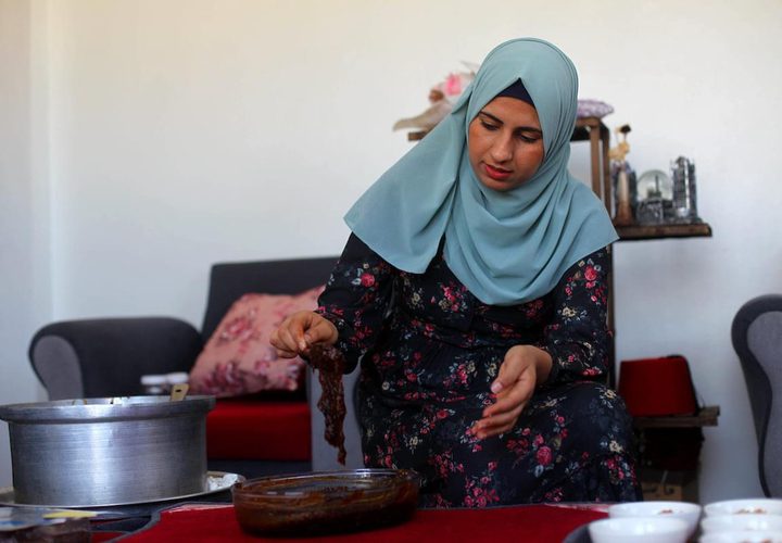 هند المزيد تصنع الأكلة التراثية "المختوم" المكونة من التمر والمكسرات والعسل في منزلها بدير البلح لزيادة الدخل ومساعدة أسرتها