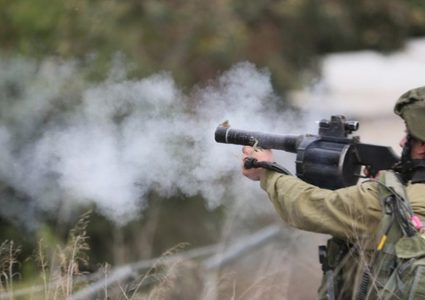 جنين: اصابات بالاختناق في صفوف الطلبة والمعملين بمدرسة بعانين