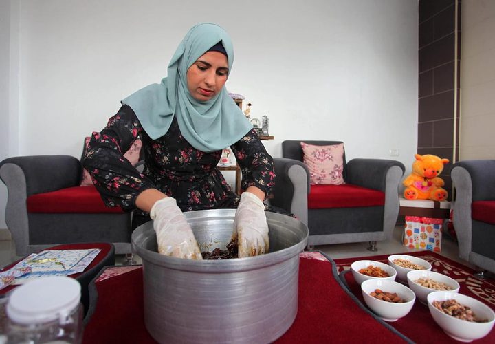 هند المزيد تصنع الأكلة التراثية "المختوم" المكونة من التمر والمكسرات والعسل في منزلها بدير البلح لزيادة الدخل ومساعدة أسرتها