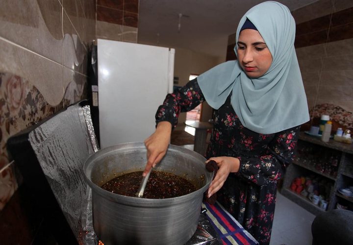 هند المزيد تصنع الأكلة التراثية "المختوم" المكونة من التمر والمكسرات والعسل في منزلها بدير البلح لزيادة الدخل ومساعدة أسرتها