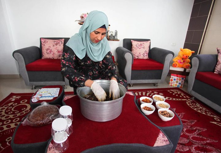 هند المزيد تصنع الأكلة التراثية "المختوم" المكونة من التمر والمكسرات والعسل في منزلها بدير البلح لزيادة الدخل ومساعدة أسرتها