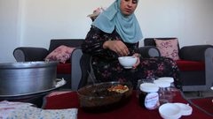 هند المزيد تصنع الأكلة التراثية "المختوم" المكونة من التمر والمكسرات والعسل في منزلها بدير البلح لزيادة الدخل ومساعدة أسرتها