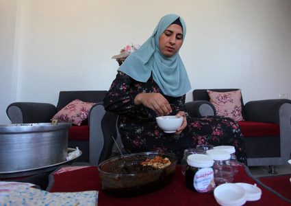 هند المزيد تصنع الأكلة التراثية "المختوم" المكونة من التمر والمكسرات والعسل في منزلها بدير البلح لزيادة الدخل ومساعدة أسرتها