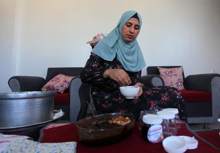 هند المزيد تصنع الأكلة التراثية "المختوم" المكونة من التمر والمكسرات والعسل في منزلها بدير البلح لزيادة الدخل ومساعدة أسرتها