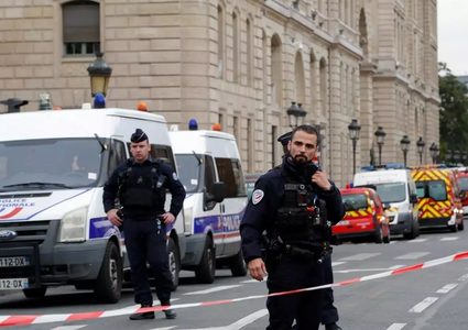 مسلح يحتجز زوجته كرهينة شمالي باريس ويصيب شخصين بطلقات نارية