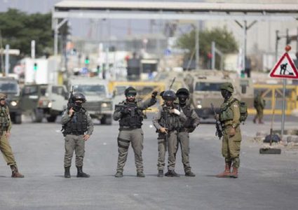 الاحتلال يقمع مسيرة سلفيت وينصب حواجز عسكرية