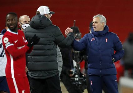 مورينيو يسخر من حصول كلوب على جائزة أفضل مدير فني